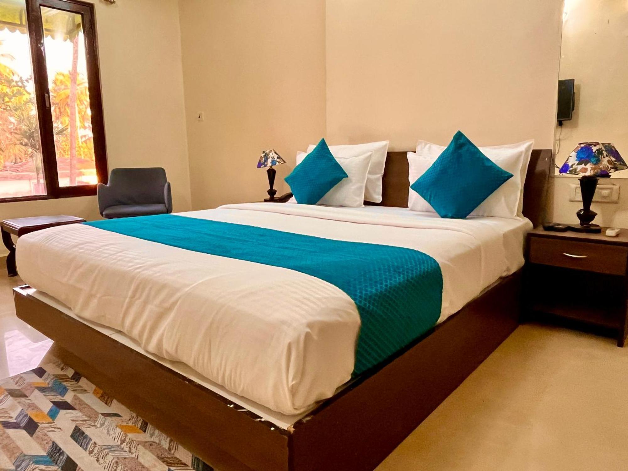 Summer Beach Resort, Goa - #Near Baga Beach #Swimming Pool #Garden #Bar #Lift #Premium Rooms #Property Of The Year #70565-84665 Калангут Екстер'єр фото