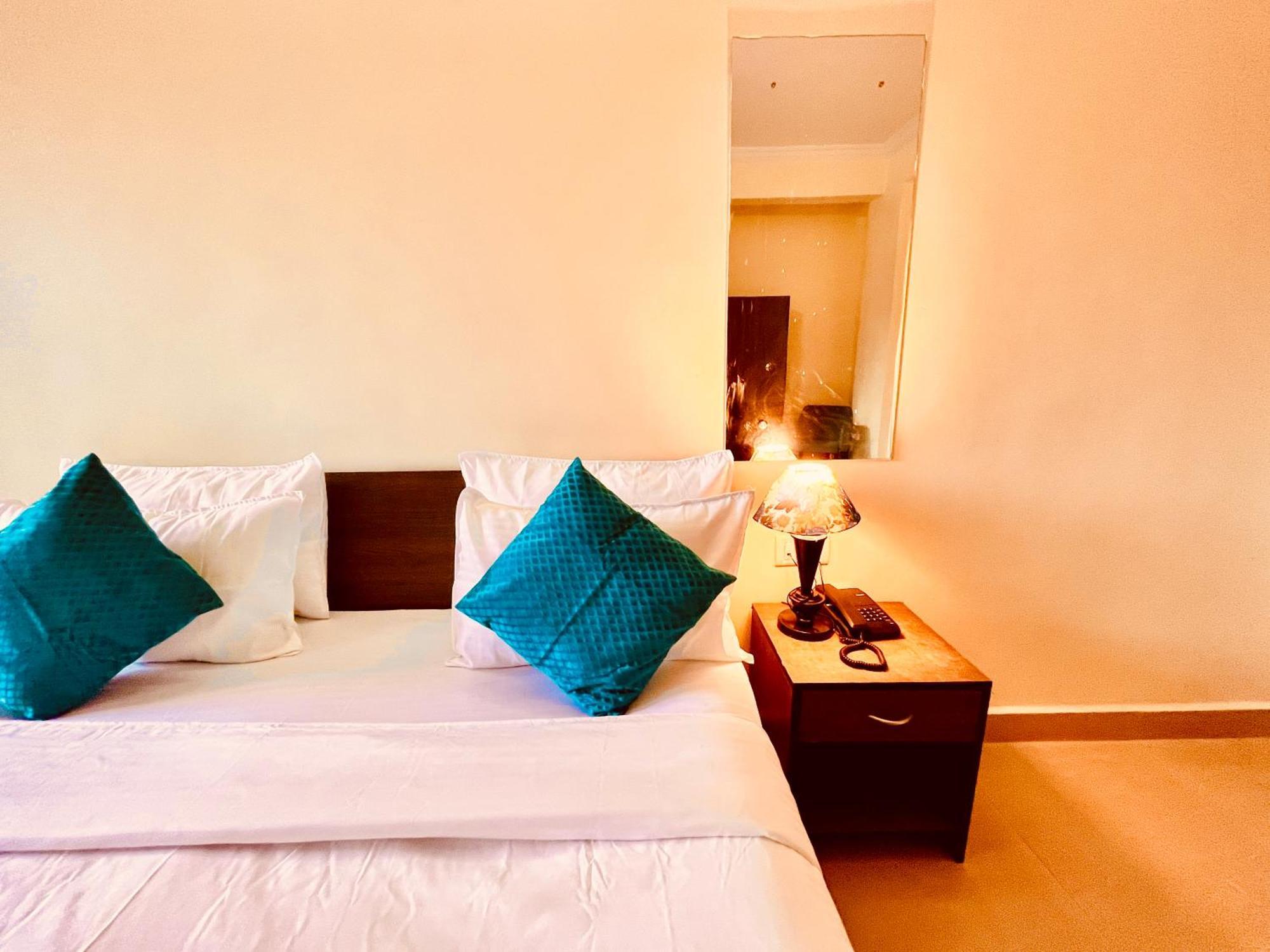 Summer Beach Resort, Goa - #Near Baga Beach #Swimming Pool #Garden #Bar #Lift #Premium Rooms #Property Of The Year #70565-84665 Калангут Екстер'єр фото
